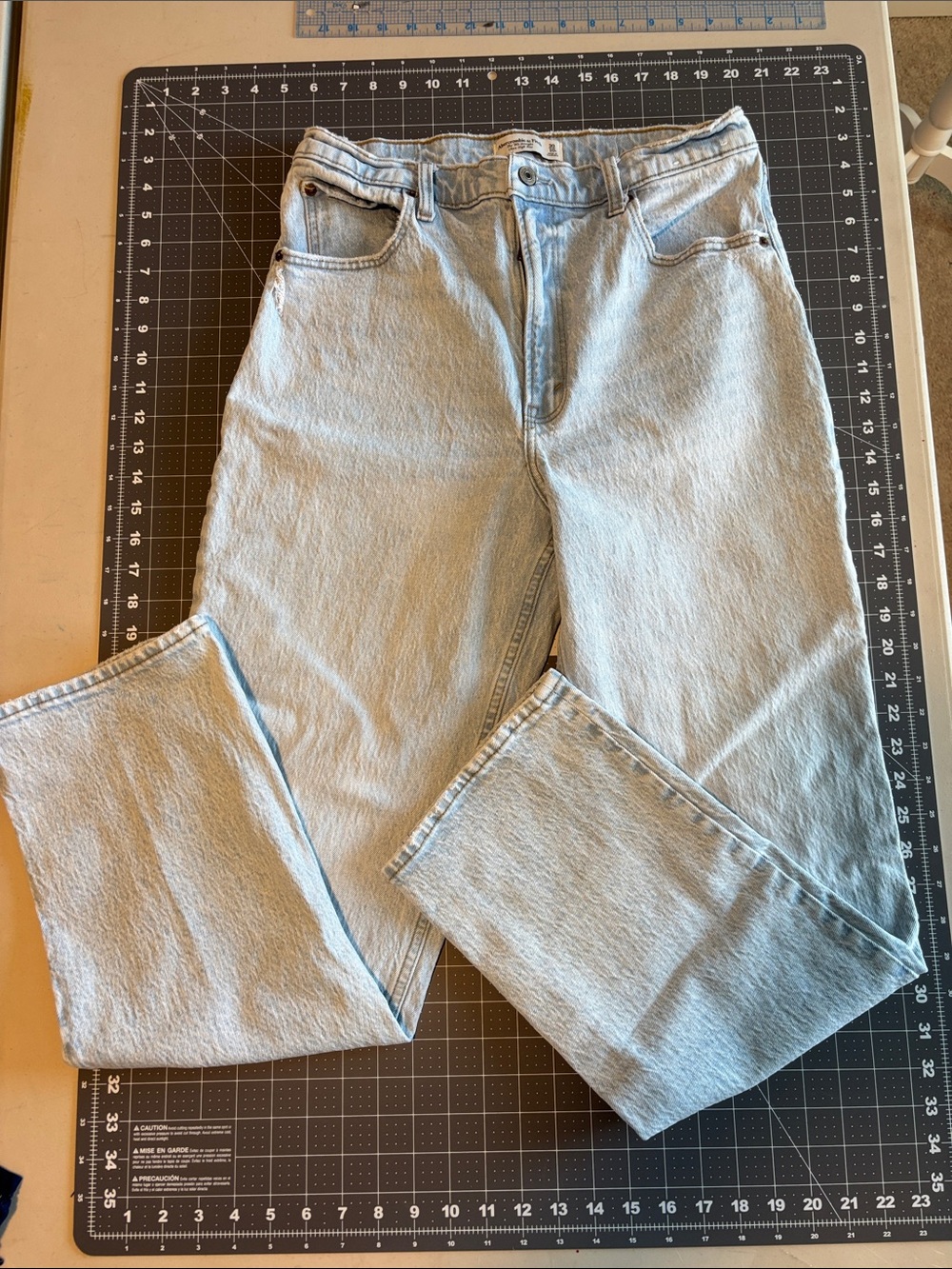 Abercrombie & Fitch The ‘90’s Straight Ultra High Rise Women’s Jeans